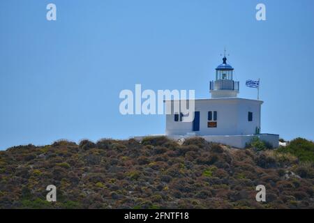 Landschaft mit Panoramablick auf den historischen Leuchtturm in Kapsali Bay Kythira Insel, Attica Griechenland. Stockfoto