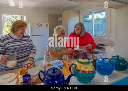 Damen von der Country Womens Association (CWA) Castle Hill Branch in New South Wales, Australien, kochen bei einem ihrer Treffen Tee und Kaffee Stockfoto