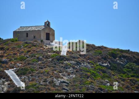 Landschaft mit Panoramablick auf Aghios Georgios, eine malerische griechisch-orthodoxe Kirche in Kapsali, Kythira Insel Attica Griechenland. Stockfoto