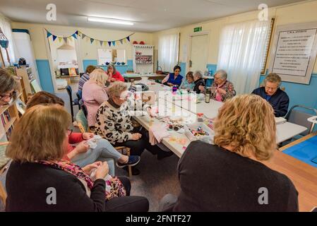 Damen von der Country Womens Association (CWA) Castle Hill Branch strick- und Häkeldecken und Spielzeug für Kinder-Traumata-Opfer In Australien Stockfoto