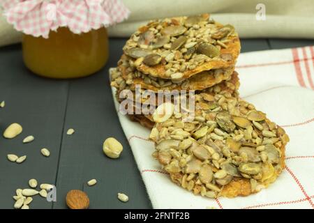 Köstliche hausgemachte Kekse mit Samen und Honig. Hausgemachte Getreidekekse, gesunde und gesunde Ernährung, Platz für Text Stockfoto