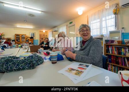 Damen von der Country Womens Association (CWA) Castle Hill Branch strick- und Häkeldecken und Spielzeug für Kinder-Traumata-Opfer In Australien Stockfoto