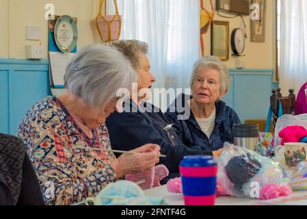 Damen von der Country Womens Association (CWA) Castle Hill Branch strick- und Häkeldecken und Spielzeug für Kinder-Traumata-Opfer In Australien Stockfoto