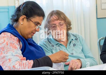 Damen von der Country Womens Association (CWA) Castle Hill Branch strick- und Häkeldecken und Spielzeug für Kinder-Traumata-Opfer In Australien Stockfoto