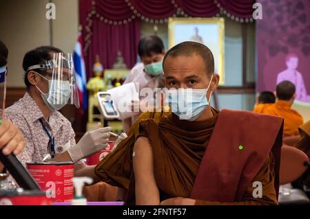 Bangkok, Thailand. Mai 2021. Ein thailändischer buddhistischer Mönch mit Gesichtsbedeckung erhält einen Schuss Sinovac-Impfstoff während einer Impfkampagne gegen die COVID-19-Coronavirus-Pandemie im Priest Hospital in Bangkok. (Foto von Peerapon Boonyakiat/SOPA Image/Sipa USA) Quelle: SIPA USA/Alamy Live News Stockfoto