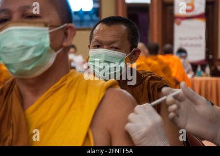 Bangkok, Thailand. Mai 2021. Ein thailändischer buddhistischer Mönch mit Gesichtsbedeckung erhält einen Schuss Sinovac-Impfstoff während einer Impfkampagne gegen die COVID-19-Coronavirus-Pandemie im Priest Hospital in Bangkok. (Foto von Peerapon Boonyakiat/SOPA Image/Sipa USA) Quelle: SIPA USA/Alamy Live News Stockfoto