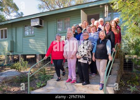 Damen der Country Womens Association (CWA) Castle Hill Branch vor ihrer neu bemalten Halle in Kenthurst, New South Wales, Australien Stockfoto