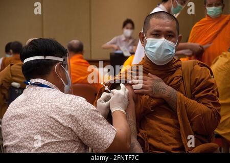 Ein thailändischer buddhistischer Mönch mit Gesichtsbedeckung erhält einen Schuss Sinovac-Impfstoff während einer Impfkampagne gegen die COVID-19-Coronavirus-Pandemie im Priest Hospital in Bangkok. (Foto von Peerapon Boonyakiat / SOPA Image/Sipa USA) Stockfoto