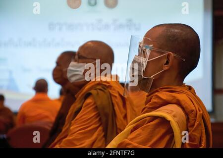 Thailändische buddhistische Mönche, die Masken tragen, warten darauf, dass sie an der Reihe sind, während einer Impfkampagne gegen die COVID-19-Coronavirus-Pandemie im Priest Hospital in Bangkok, Thailand, einen Sinovac-Impfstoff zu erhalten. (Foto von Peerapon Boonyakiat / SOPA Image/Sipa USA) Stockfoto