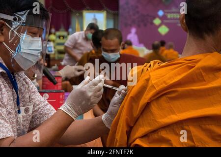 Ein thailändischer buddhistischer Mönch mit Gesichtsbedeckung erhält einen Schuss Sinovac-Impfstoff während einer Impfkampagne gegen die COVID-19-Coronavirus-Pandemie im Priest Hospital in Bangkok. (Foto von Peerapon Boonyakiat / SOPA Image/Sipa USA) Stockfoto