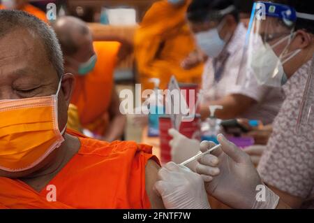 Ein thailändischer buddhistischer Mönch mit Gesichtsbedeckung erhält einen Schuss Sinovac-Impfstoff während einer Impfkampagne gegen die COVID-19-Coronavirus-Pandemie im Priest Hospital in Bangkok. (Foto von Peerapon Boonyakiat / SOPA Image/Sipa USA) Stockfoto