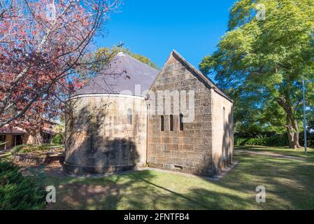 Die St. Judes Anglican Church an der Old Northern Road, Dural in Sydney, Australien, ist eine Kirche aus dem Jahr 1848, die sich im gotischen Stil aus Sandstein und Schiefer befindet Stockfoto