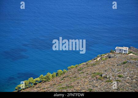 Landschaft mit Panoramablick auf ein traditionelles weiß getünchtes Haus am Rand der Klippen in der Kapsali Bucht, Kythira Insel Attica Griechenland. Stockfoto