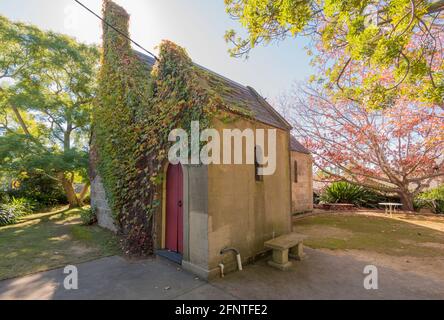 Die St. Judes Anglican Church an der Old Northern Road, Dural in Sydney, Australien, ist eine Kirche aus dem Jahr 1848, die sich im gotischen Stil aus Sandstein und Schiefer befindet Stockfoto