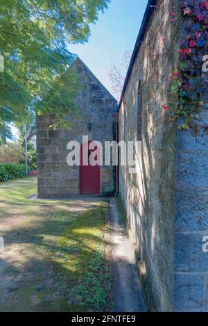 Die St. Judes Anglican Church an der Old Northern Road, Dural in Sydney, Australien, ist eine Kirche aus dem Jahr 1848, die sich im gotischen Stil aus Sandstein und Schiefer befindet Stockfoto