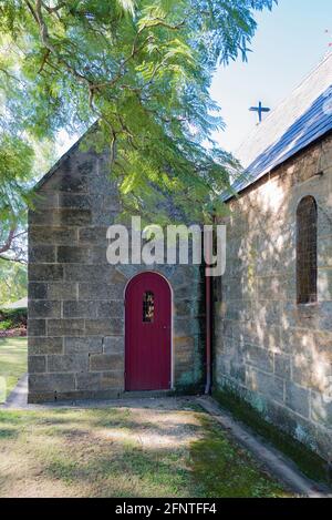 Die St. Judes Anglican Church an der Old Northern Road, Dural in Sydney, Australien, ist eine Kirche aus dem Jahr 1848, die sich im gotischen Stil aus Sandstein und Schiefer befindet Stockfoto