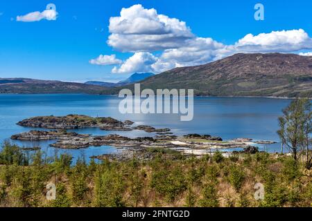 SANDAIG BAY ISLANDS AND BEACHES GLENELG SCOTLAND BLICK ÜBER DIE BUCHT IM FRÜHLING Stockfoto