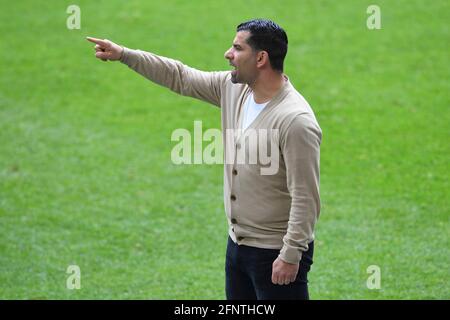 Trainer Diwidrios GRAMMOZIS (GE) Geste, Geste, Fußball 1. Bundesliga, 33. Spieltag, FC Schalke 04 (GE) - Eintracht Frankfurt (F) 4: 3, am 15. Mai 2021 in Gelsenkirchen/Deutschland. # die DFL-Vorschriften verbieten die Verwendung von Fotos als Bildsequenzen und/oder quasi-Video ¬ Stockfoto