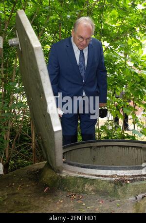 19. Mai 2021, Sachsen-Anhalt, Bad Lauchstädt: Reiner Haseloff (CDU), Ministerpräsident von Sachsen-Anhalt, blickt in den Frühling des Lauchstätter Heilbrunnens. Haseloff besuchte Bad Lauchstädt im Rahmen seines Landtagswahlkampfes. Foto: Sebastian Willnow/dpa-Zentralbild/dpa Stockfoto