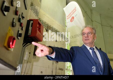 19. Mai 2021, Sachsen-Anhalt, Bad Lauchstädt: Reiner Haseloff (CDU), Ministerpräsident von Sachsen-Anhalt, steht in einem Saal der Lauchstadt Heilbrunnen. Haseloff besuchte Bad Lauchstädt im Rahmen seines Landtagswahlkampfes. Foto: Sebastian Willnow/dpa-Zentralbild/dpa Stockfoto