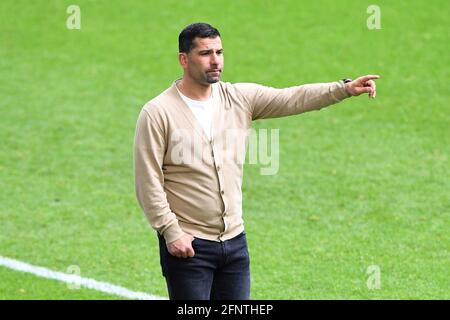 Trainer Diwidrios GRAMMOZIS (GE) Geste, Geste, Fußball 1. Bundesliga, 33. Spieltag, FC Schalke 04 (GE) - Eintracht Frankfurt (F) 4: 3, am 15. Mai 2021 in Gelsenkirchen/Deutschland. # die DFL-Vorschriften verbieten die Verwendung von Fotos als Bildsequenzen und/oder quasi-Video ¬ Stockfoto