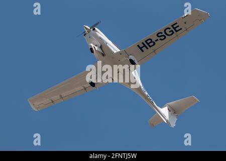 Diamond da-40 fliegt vom Flughafen Saint Gallen ab Altenrhein in der Schweiz 21.4.2021 Stockfoto