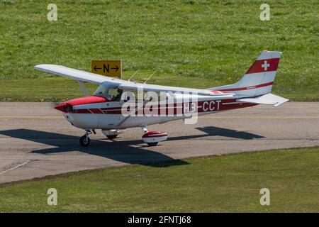 Die Cessna 172 rollt am Flughafen St. Gallen Altenrhein in der Schweiz 23.4.2021 Stockfoto