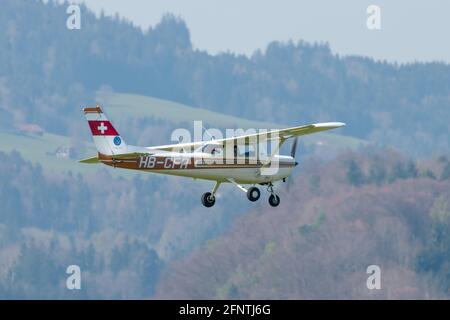 Die Cessna F152 kommt am Flughafen St. Gallen an Altenrhein in der Schweiz 21.4.2021 Stockfoto