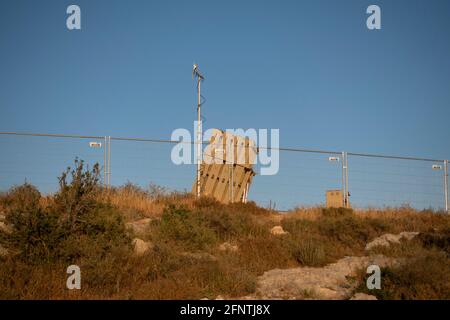 Eine Batterie des israelischen Raketenabwehrsystems „Iron Dome“, das zum Abfangen und Zerstören ankommender Kurzstreckenraketen und Artilleriebranzen am Stadtrand von Jerusalem in Israel entwickelt wurde Stockfoto