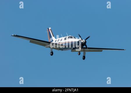 Piper PA-46-310P Malibu nähert sich am Flughafen St. Gallen Altenrhein in der Schweiz 21.4.2021 Stockfoto