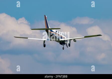 Piper PA-46-310P Malibu nähert sich am Flughafen St. Gallen Altenrhein in der Schweiz 21.4.2021 Stockfoto