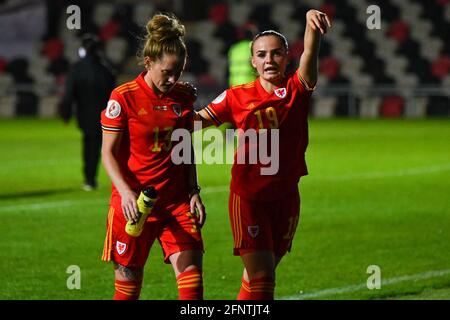 Newport, Wales. 22. Oktober 2020. Rachel Rowe (links) und Lily Woodham von Wales Women gehen nach dem UEFA Women's European Championship 2020 Qualifying Group C Spiel zwischen Wales und den Frauen auf den Färöer-Inseln am 22. Oktober 2020 bei der Rodney Parade in Newport, Wales, Großbritannien, vom Spielfeld. Quelle: Duncan Thomas/Majestic Media. Stockfoto