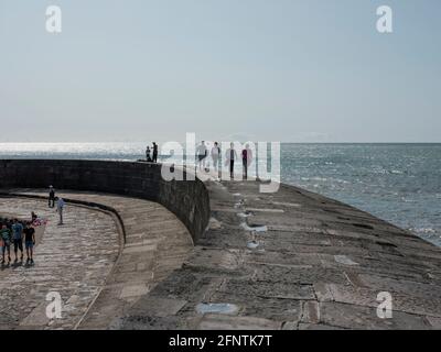 Blick auf den Cobb, berühmt gemacht durch Jane Austens Roman "Persuasion" und John Fowles "die französische Leutnant's Woman", Lyme Regis, Dorset, United K Stockfoto