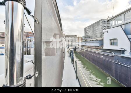 Deck eines modernen Industrieschiffes, das auf Flusswasser schwimmt wolkiger blauer Himmel am Tag Stockfoto