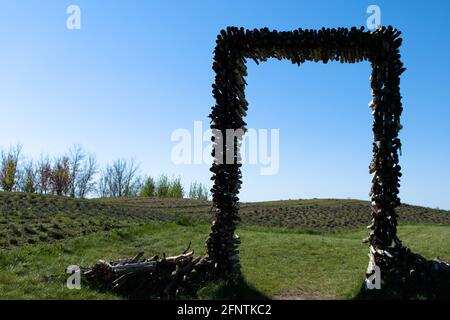 Naturlandschaften von grüner Wiese mit seltsamen Objekten Stockfoto