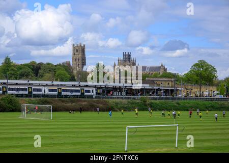 Blick auf die Ely Cathedral über den Fußballplatz und den Ely Railway Station, Ely, Cambridgeshire, England, Großbritannien Stockfoto