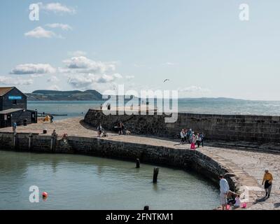 Blick auf den Cobb, berühmt gemacht durch Jane Austens Roman "Persuasion" und John Fowles "die französische Leutnant's Woman", Lyme Regis, Dorset, United K Stockfoto