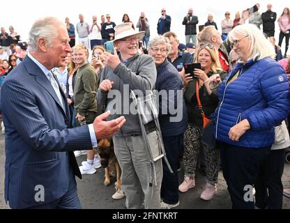 Der Prinz von Wales trifft sich bei einem Besuch im Hafen von Donaghadee mit Wellwhern, wo er Steine sah, die die Hafenmauern säumen und die während der Pandemie von den Einheimischen mit Hoffnungsbotschaften geschmückt wurden. Der Prinz enthüllte außerdem eine Gedenktafel zum Gedenken an die zweihundertjährige Feier der königlichen Charta von Donaghadee Harbour und die Grundsteinlegung des Hafens. Bilddatum: Mittwoch, 19. Mai 2021. Stockfoto