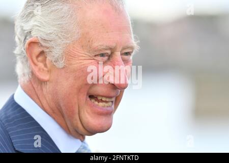 Der Prinz von Wales bei einem Besuch im Hafen von Donaghadee, wo er Steine sah, die die Hafenmauern säumen und die während der Pandemie mit Botschaften der Hoffnung der lokalen Bevölkerung geschmückt wurden. Der Prinz enthüllte außerdem eine Gedenktafel zum Gedenken an die zweihundertjährige Feier der königlichen Charta von Donaghadee Harbour und die Grundsteinlegung des Hafens. Bilddatum: Mittwoch, 19. Mai 2021. Stockfoto