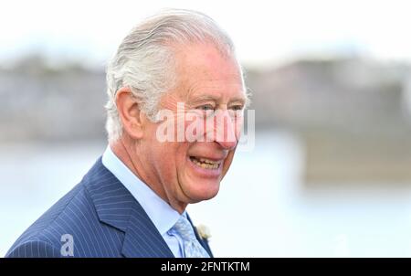 Der Prinz von Wales bei einem Besuch im Hafen von Donaghadee, wo er Steine sah, die die Hafenmauern säumen und die während der Pandemie mit Botschaften der Hoffnung der lokalen Bevölkerung geschmückt wurden. Der Prinz enthüllte außerdem eine Gedenktafel zum Gedenken an die zweihundertjährige Feier der königlichen Charta von Donaghadee Harbour und die Grundsteinlegung des Hafens. Bilddatum: Mittwoch, 19. Mai 2021. Stockfoto