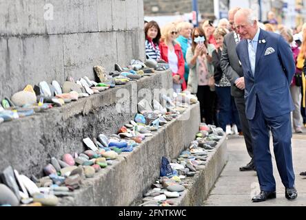 Der Prinz von Wales bei einem Besuch im Hafen von Donaghadee, wo er Steine sah, die die Hafenmauern säumen und die während der Pandemie mit Botschaften der Hoffnung der lokalen Bevölkerung geschmückt wurden. Der Prinz enthüllte außerdem eine Gedenktafel zum Gedenken an die zweihundertjährige Feier der königlichen Charta von Donaghadee Harbour und die Grundsteinlegung des Hafens. Bilddatum: Mittwoch, 19. Mai 2021. Stockfoto
