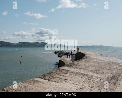 Blick auf den Cobb, berühmt gemacht durch Jane Austens Roman "Persuasion" und John Fowles "die französische Leutnant's Woman", Lyme Regis, Dorset, United K Stockfoto