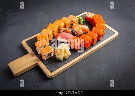 Sushi Philadelphia Brötchen und California Brötchen Food Foto für die Speisekarte. Kombo auf dunklem Hintergrund gesetzt Stockfoto