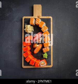 Sushi Philadelphia Brötchen und California Brötchen Food Foto für die Speisekarte. Kombo auf dunklem Hintergrund gesetzt Stockfoto