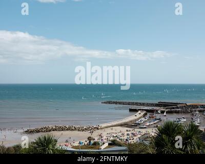 Blick auf die Lyme Bay und den Cobb, Lyme Regis, Dorset, Großbritannien, 2019. Stockfoto