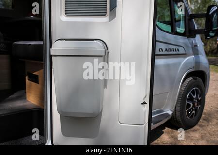 Weißrussland - 11.05.2021 - Abfalleimer im Wohnmobil. Müllabfuhr im Mobilheim. Stockfoto