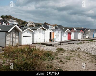 Strandhütten am Monmouth Beach, Lyme Regis, Dorset, Großbritannien, 2019. Stockfoto