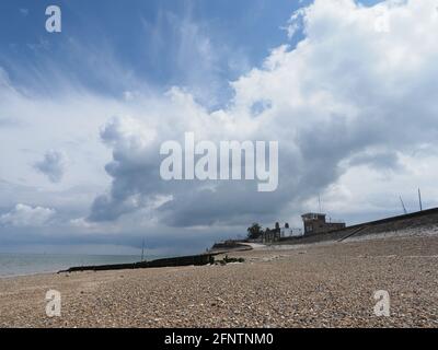 Sheerness, Kent, Großbritannien. Mai 2021. UK Wetter: Ein sonniger Morgen mit zunehmenden Wolken in Sheerness, Kent. Kredit: James Bell/Alamy Live Nachrichten Stockfoto