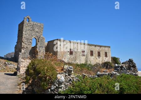 Landschaft mit Panoramablick auf ein historisches Gebäude aus dem 13. Jahrhundert, Teil der Fortezza, die venezianische Burg der Insel Kythira in Chora, Attika, Griechenland. Stockfoto