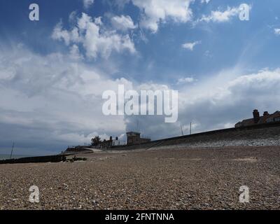 Sheerness, Kent, Großbritannien. Mai 2021. UK Wetter: Ein sonniger Morgen mit zunehmenden Wolken in Sheerness, Kent. Kredit: James Bell/Alamy Live Nachrichten Stockfoto